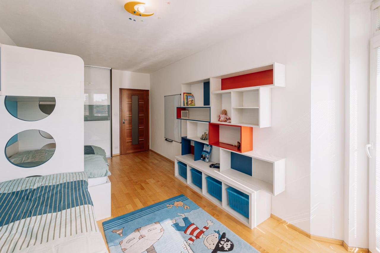 Apartment Family Bratislava Parking Slot Included! ภายนอก รูปภาพ