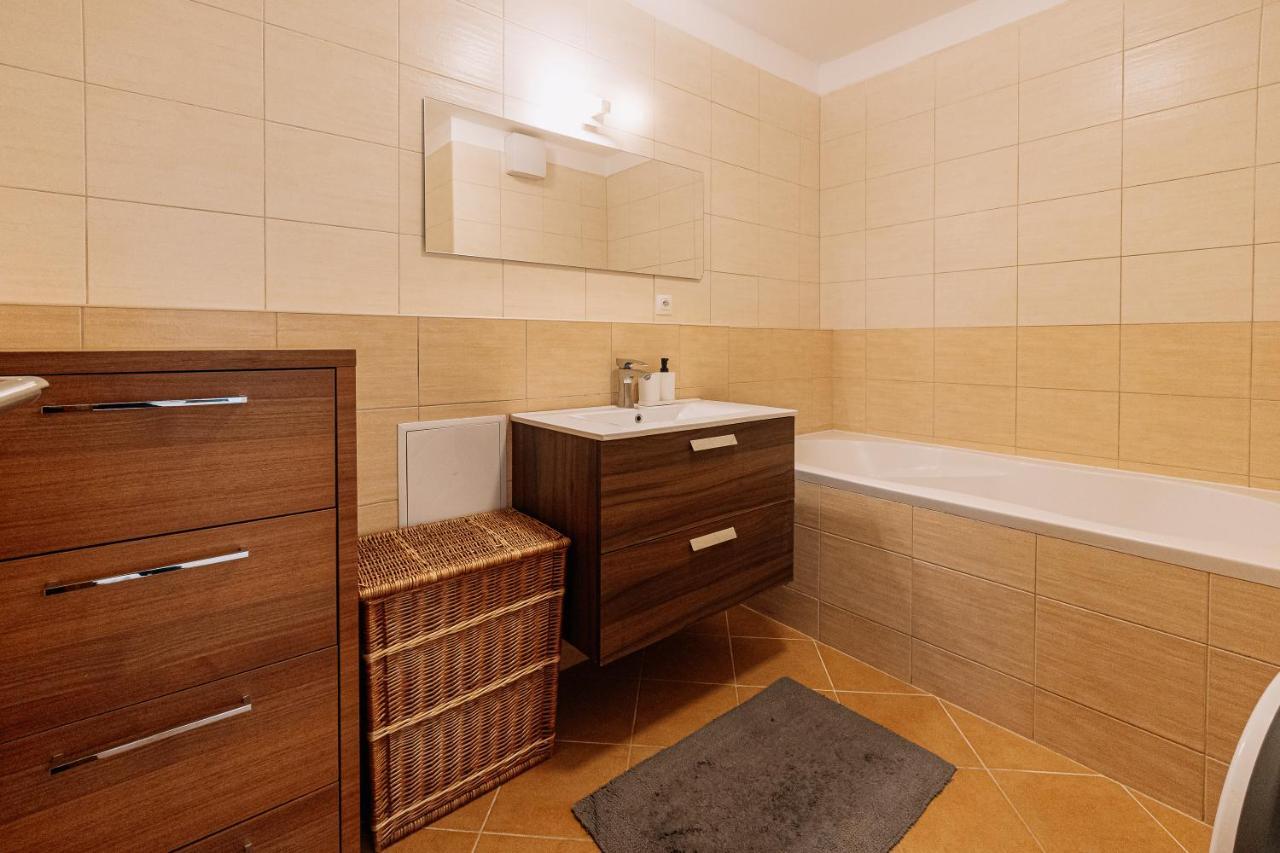 Apartment Family Bratislava Parking Slot Included! ภายนอก รูปภาพ