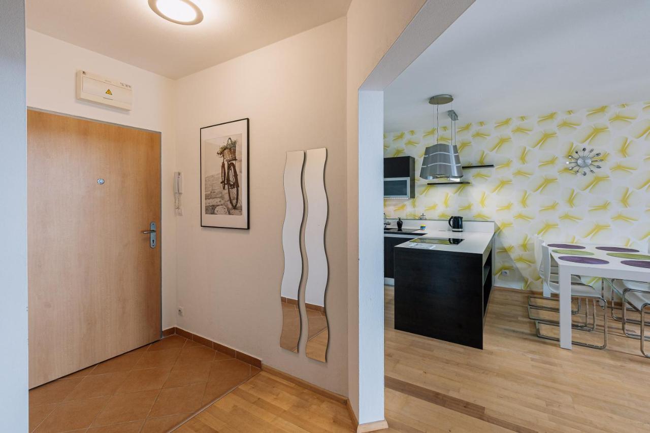 Apartment Family Bratislava Parking Slot Included! ภายนอก รูปภาพ